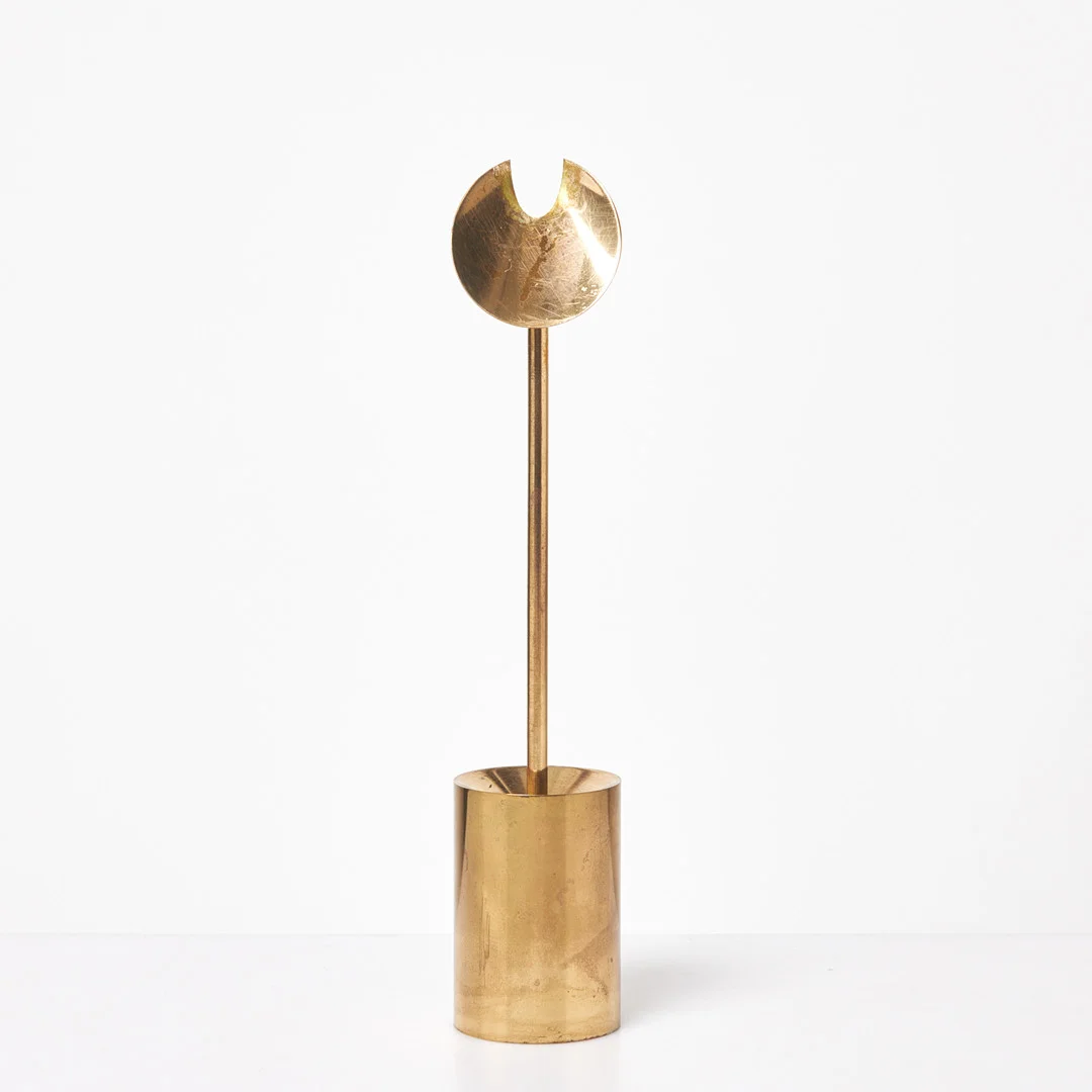 PIERRE FORSSELL. Ljusstake, "Aniara", mässing, undertill signerad och märkt, för Skultuna. — Candlesticks — Stockholms Auktionsverk Sickla