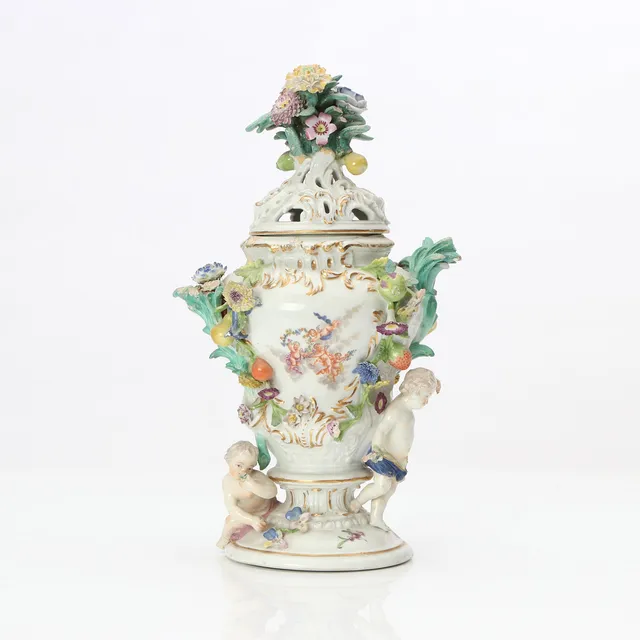 POTPURRIURNA. Porslin med polykrom dekor. 1800-tal. Meissenliknande märkning.