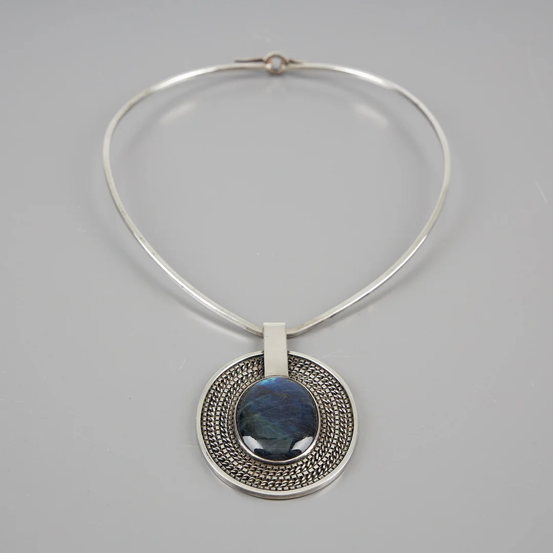 SAARA HOPEA. HALSSMYCKE, cabochonslipad spektrolit, silver, Ossian Hopea, Borgå 1974. — Necklace — Stockholms Auktionsverk Helsinki