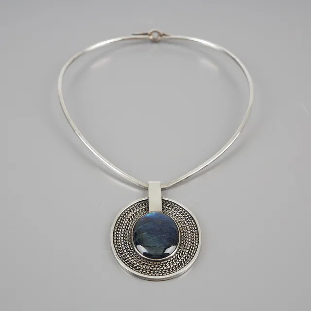 SAARA HOPEA. HALSSMYCKE, cabochonslipad spektrolit, silver, Ossian Hopea, Borgå 1974.