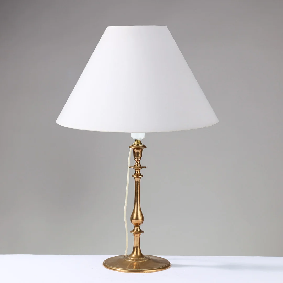 VILHELM BISSEN (1836-1913). Bordlampe af bronze, drejet stamme på rund fod, 1800 tallets slutning. — Table Lamps — Palsgaard Kunstauktioner