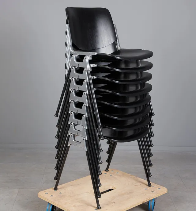 GIANCARLO PIRETTI. Castelli, acht Stühle, Modell 'DSC 106', Holz, Aluminium, PVC, Entwurf 1965, Italien (8).