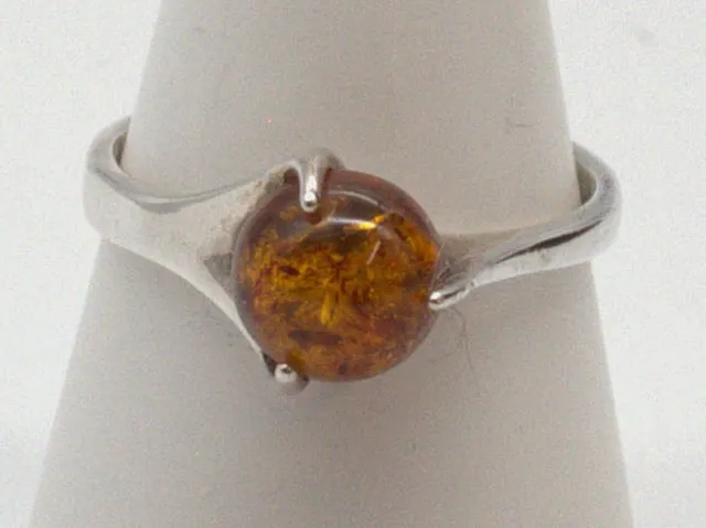 DESIGNER RING STERLING SILBER MIT BERNSTEIN GEFASST, 20. JAHRHUNDERT.