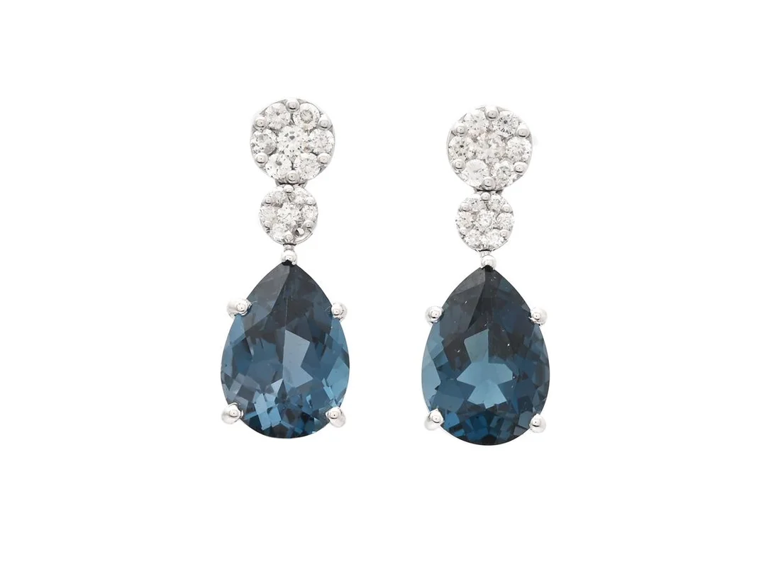 ÖRHÄNGEN, 18K vitguld, 2 droppslipade topaser ca 9,00 ctv, 28 briljantslipade diamanter ca 0,50 ctv, ca W-TCa/SI-P, höjd 2,3 cm, vikt 6,1 g. — Smycken/Örhängen — Kaplans
