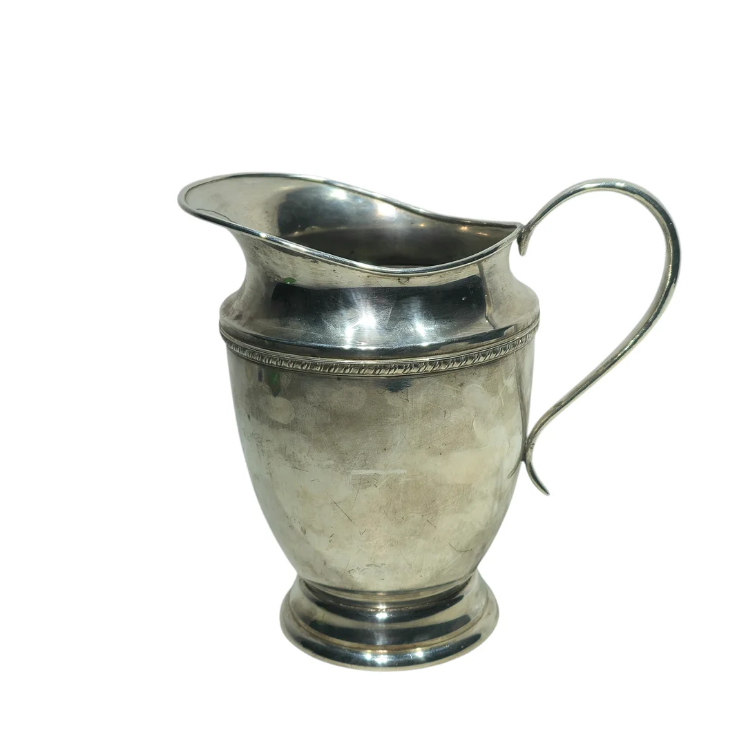 Gran jarra en alpaca plateada con ribete decorado. — Pewter, Brass & Copper — Arce Auctions