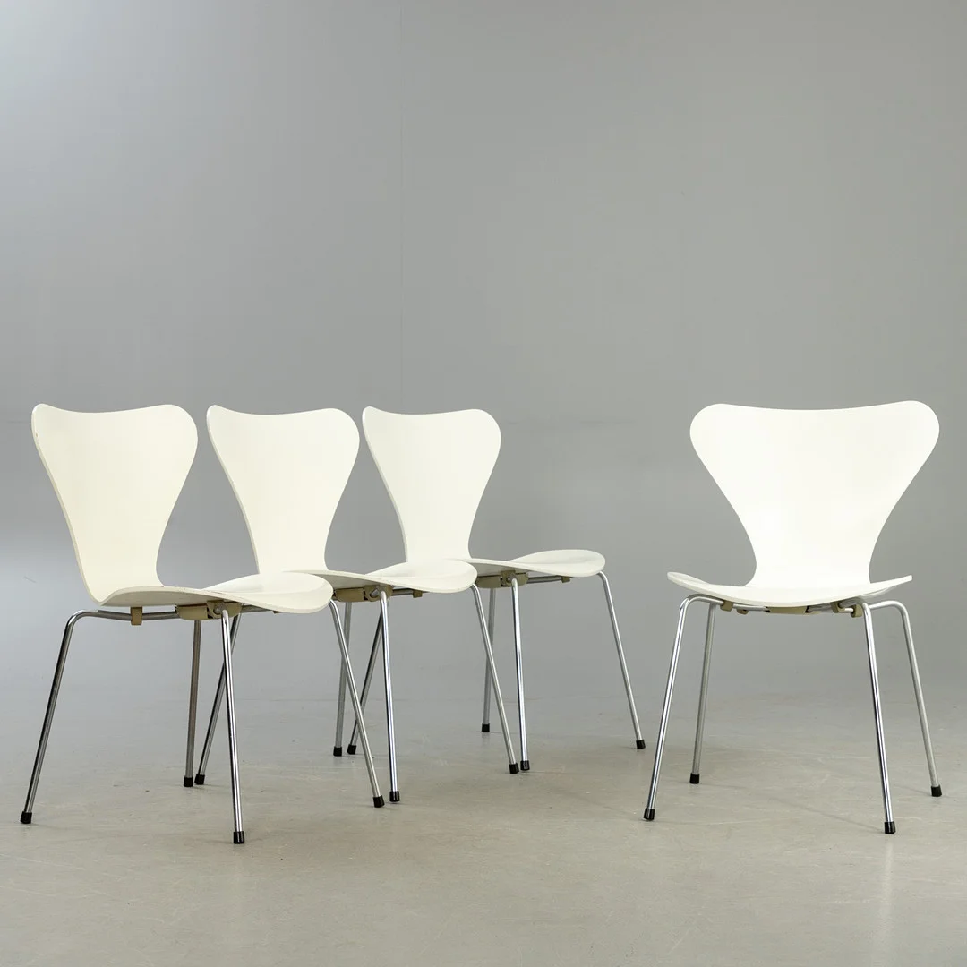 ARNE JACOBSEN. Fritz Hansen. 4 Stühle "3107", weiß (4). — Armchairs & Chairs — Stockholms Auktionsverk Hamburg