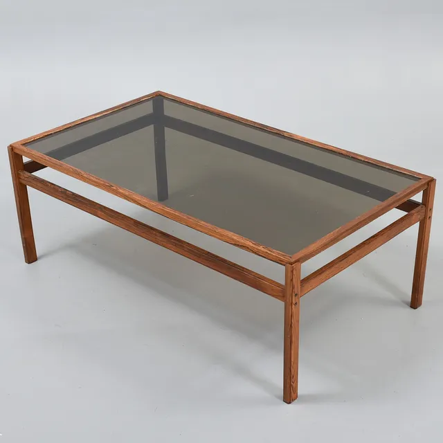 DANSK MØBELDESIGN. Rektangulært sofabord i palisander med røgfarvet glas top. Danmark, 1960-70'erne.