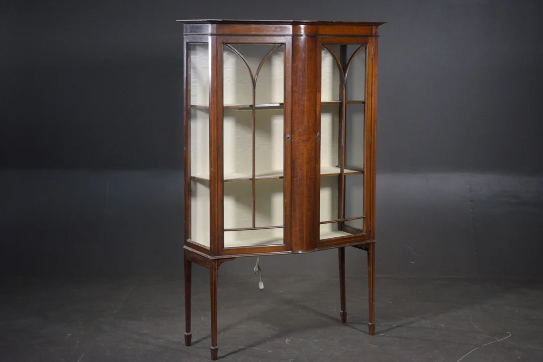 Englesk vitrineskab af fineret mahogni, start 1900-tallet — Furniture/Cabinets, chests of drawers — Lauritz