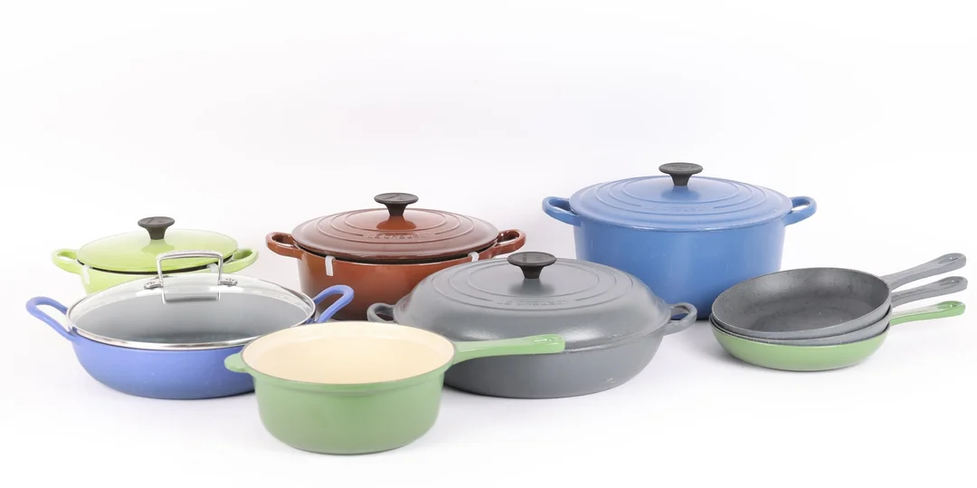 Le Creuset: A collection of 9 cast iron pots and pans — Home and garden/Home — Lauritz