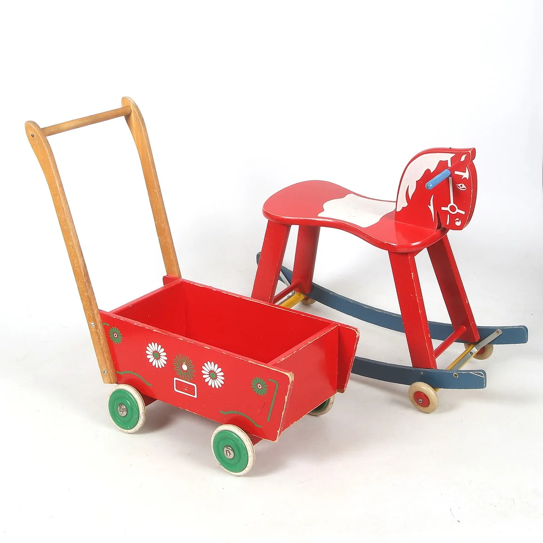 TRÄHÄST samt VAGN, bemålat trä, 1900-talets andra hälft. — Toys — Stadsauktion Sundsvall