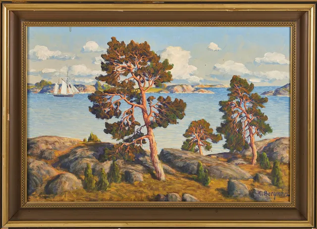 KARL BERGMAN. Kustbild med segelbåt och tallar, olja på duk.