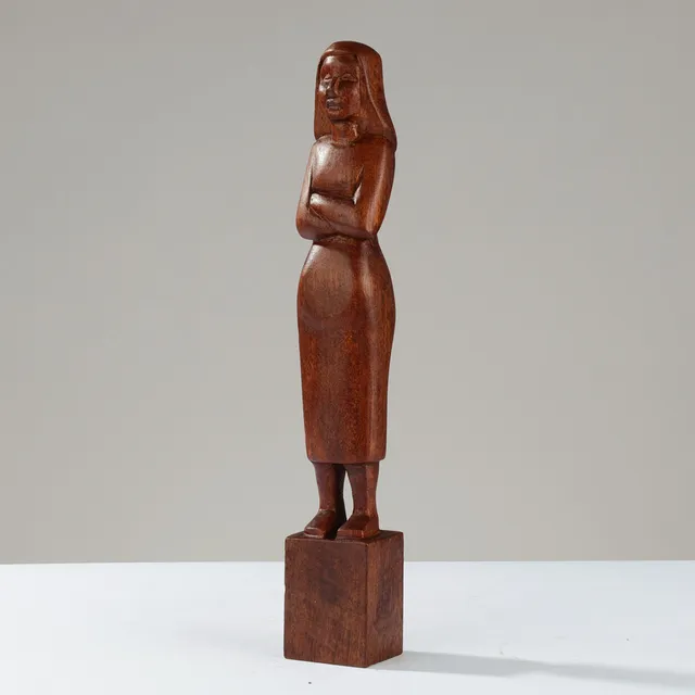 UBEKENDT KUNSTNER. Skulptur af udskåret hardwood forestillende kvinde.
