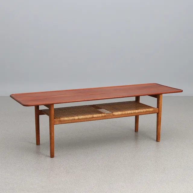 HANS J WEGNER. SOFFBORD. Teak och ek med tidningshylla i flätad rotting. "AT-10", Andreas Tuck, Danmark, 1950/60-tal. Märkt undertill.