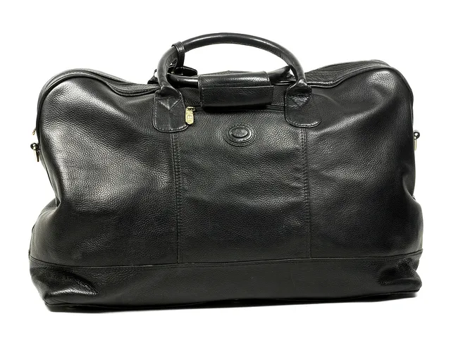 WEEK-END BAG, BARON, svart läder, 60x38x23 cm, tillbehör axelrem. (Väskan luktar rök)