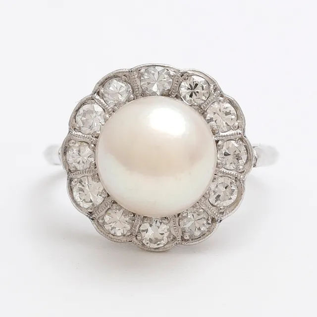 Pearl and diamonds rosette ring.