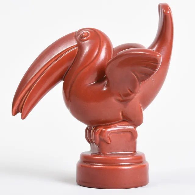 SVEND LINDHART. SKULPTUR, i form af tukan, rødglaseret fajanceDanmark, 1900-tallet.