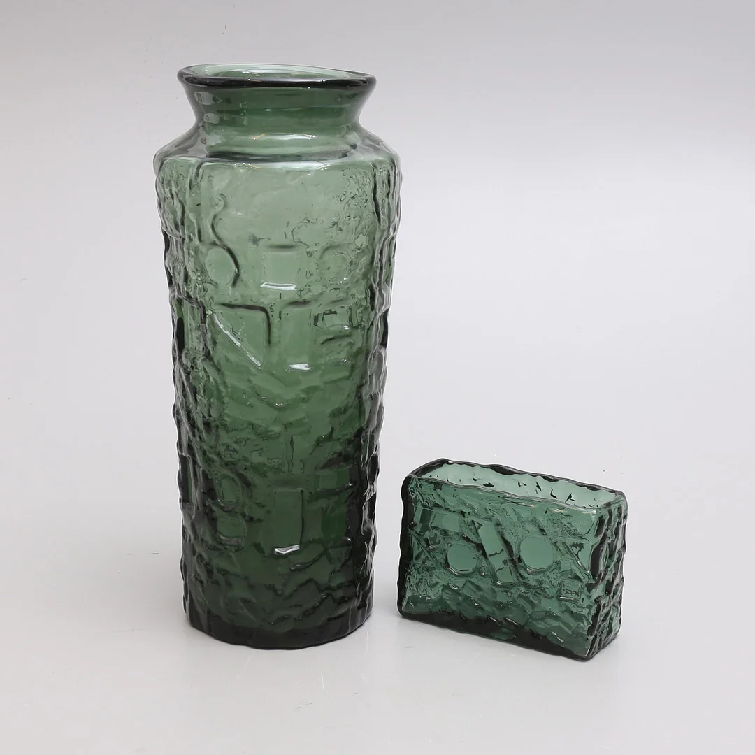 GÖTE AUGUSTSSON. Vaser 2 st, bla golvvas, grönt, Ruda glasbruk. — Utility glass — Auktionshuset Thelin & Johansson