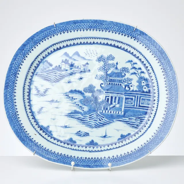 UPPLÄGGNINSFAT, 17/1800-tal, Jiaqing, Kina, pagodscen i underglasyrblått, porslin.