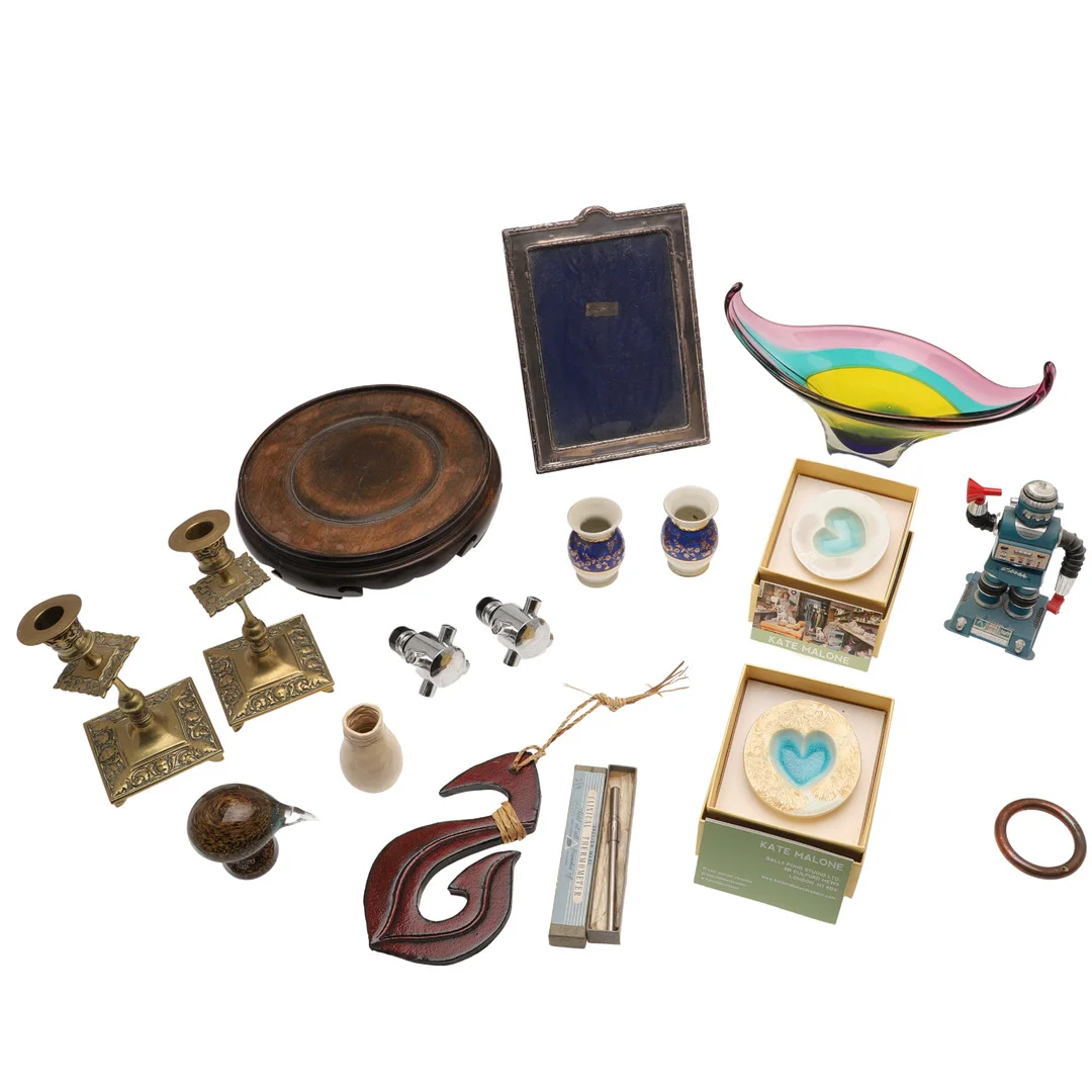 A GROUP OF MIXED COLLECTABLES. — Silver — Lawrences Auctioneers