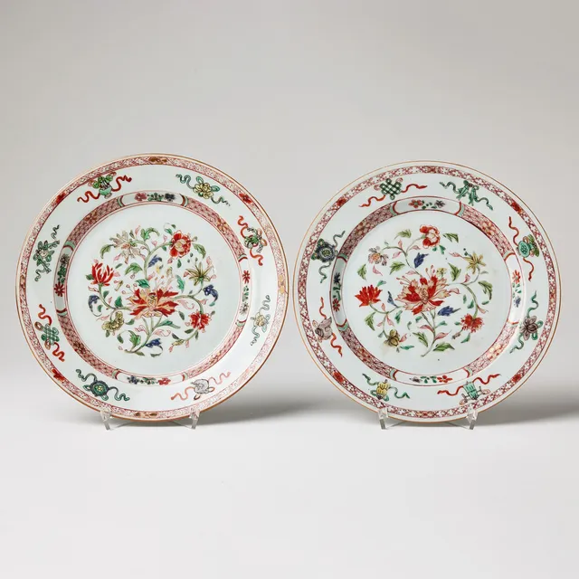 A PAIR OF FAMILLE VERTE PLATES.