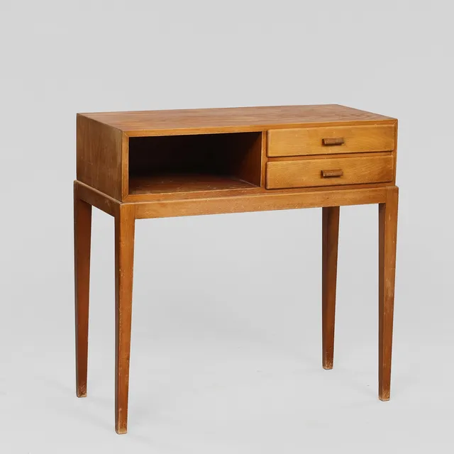 FRITS SCHLEGEL. TILSKREVET. Entrebord af bøg med to skuffer samt hylde, Fritz Hansen, Danmark, 1940'erne.