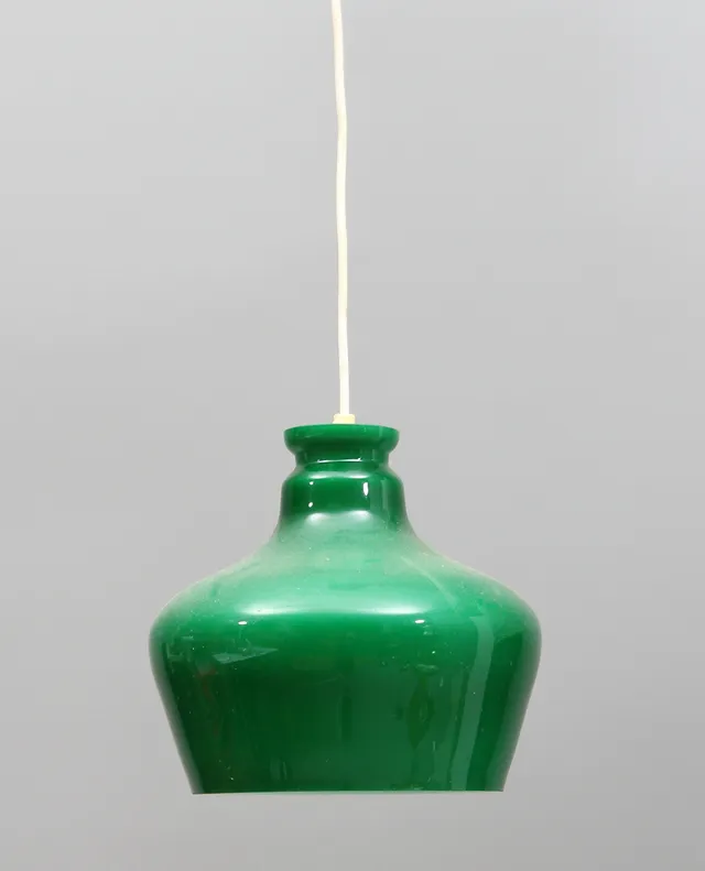 TAKLAMPA, med grön glaskupa, 1900-talets andra hälft.