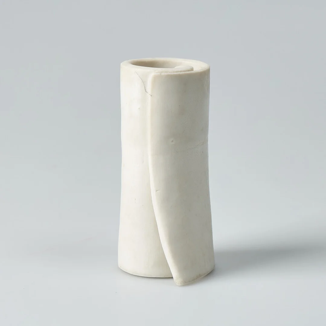 KYLLIKKI SALMENHAARA. Skulptur, "Lindning" stengods signerad KS. — Ceramics & Porcelain — Stockholms Auktionsverk Helsinki