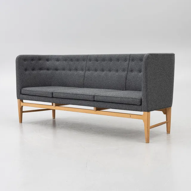 Arne Jacobsen, & Flemming Lassen, Soffa, ”Mayor AJ5”, &Tradition, Danmark, 2000-tal.
