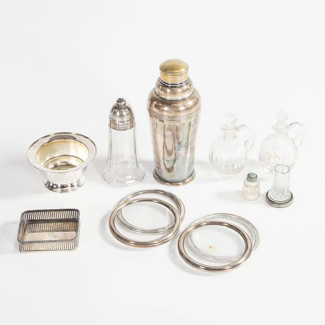 Cocktail shaker, bottle, cruets and several pieces in silver-plated metal, second third of the 20th Century.