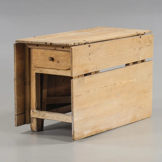 SLAGBORD Allmoge, furu, 2 lådor, 17/1800-tal.