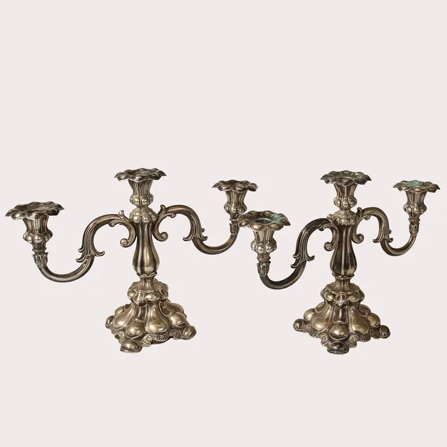 KANDELABRAR, 1 par, nysilver, tre armar vardera. rokokostil. Omkring 1900-talets mitt.