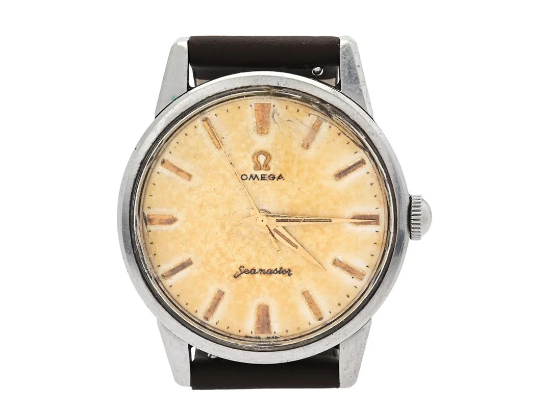 OMEGA, Seamaster, Cal 285, Serie nr. 18125719, Ref nr. CK 14390, Boett nr. 14390-61-SC (CSP), herrur, 35 mm, stål, manuell, plexiglas (skadat), skadad urtavla, defekt (går ej, akut servicebehov), läderband, ca 1961. — Klockor/Omega — Kaplans