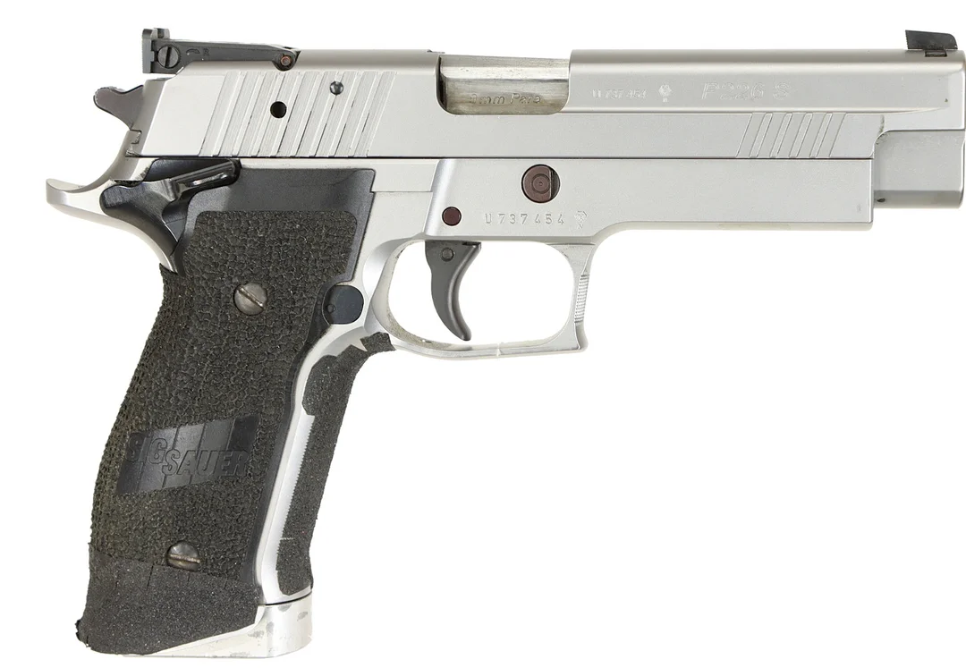 PISTOL, Halvautomat, fabrikat Sig-Sauer, modell P226S X-Five, kaliber 9x19, tillv.nr U737454, se-nr SE2202199. — Pistols — Walter Borg