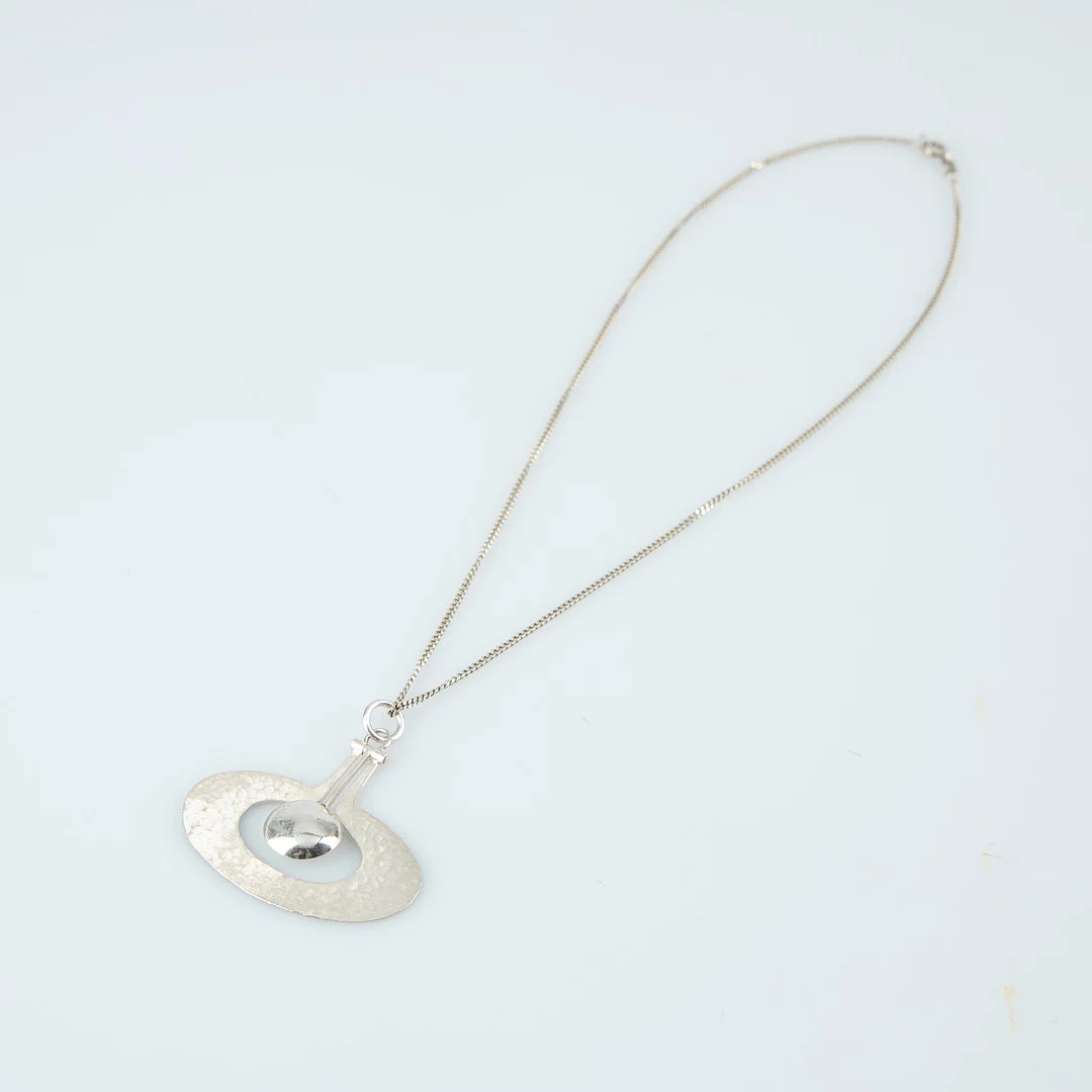 TAPIO WIRKKALA. HÄNGE, Päron, silver, Hopeakeskus 1975. — Brooches & Pendants — Stockholms Auktionsverk Helsinki