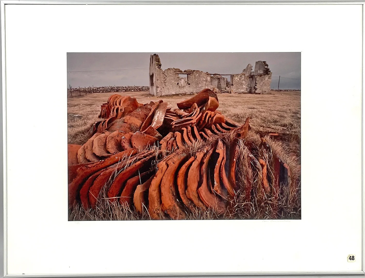 HANS HAMMARSKIÖLD. Ruin, fotografi, numrerad 9/50, signerad. — Photography — Roslagens Auktionsverk