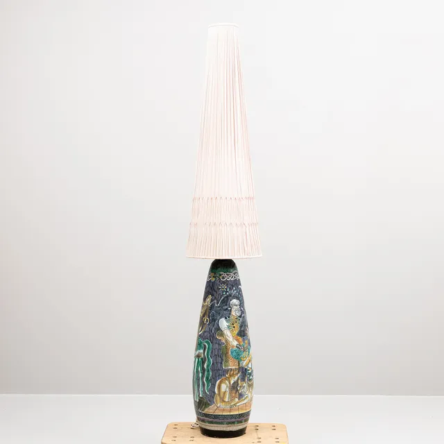 MARIAN ZAWADZKI (1912-1978). Golvlampa, glaserat lergods, sgraffitoteknik, signerad, 960, Tilgmans Keramik, 1960-tal.