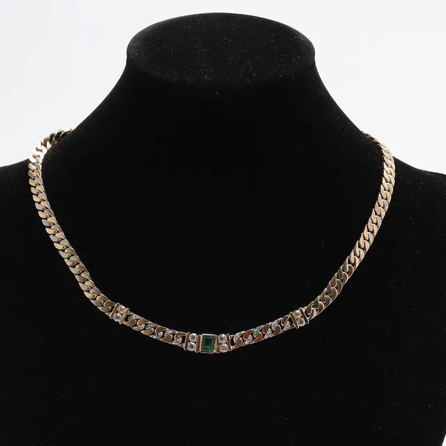 COLLIER, 18K guld. med gammalslipade diamaneter 8 st ca 0,11 ct/st samt 6 st ca 0,01 ct 7st. Baugetteslipad smaragd. Vikt ca 49,1 gram.