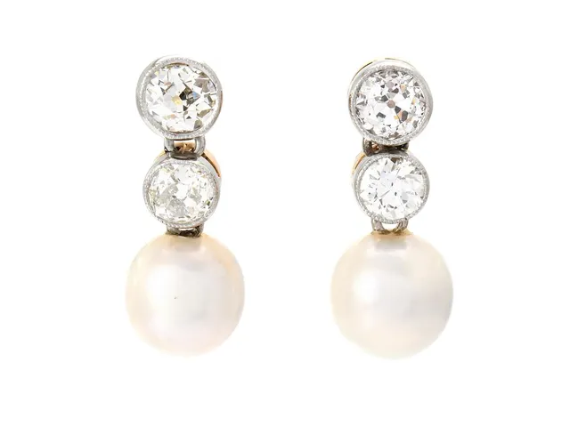 PÄRLÖRHÄNGEN, 18K guld/platina, flodpärlor ca 8,1-8,5 mm, 4 gammalslipade diamanter ca 1,50 ctv, ca TW-Cr/VS-SI, höjd 20 mm, vikt 4,8 g, stift, enstaka diamanter har nagg, etui.