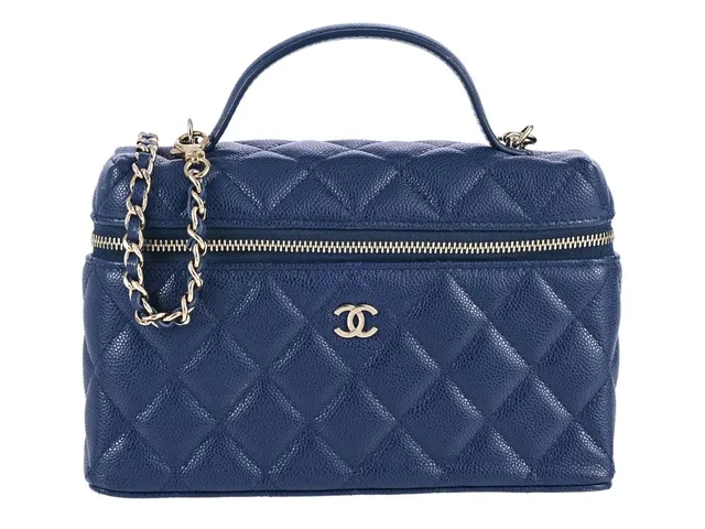 CHANEL, VÄSKA, Vanity Clutch With Chain, marinblått quiltat kaviarläder, guldfärgade beslag, 19x12x5 cm, märkt HU83EH80, avtagbar axelrem, dustbag, originalkartong. Very Good Condition.