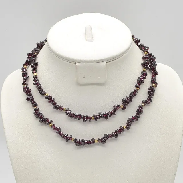 ENDLOSES ALMANDIN COLLIER, VERGOLDETE PERLEN, HANDPOLIERT, 20. JAHRHUNDERT, CA. 82 CM.