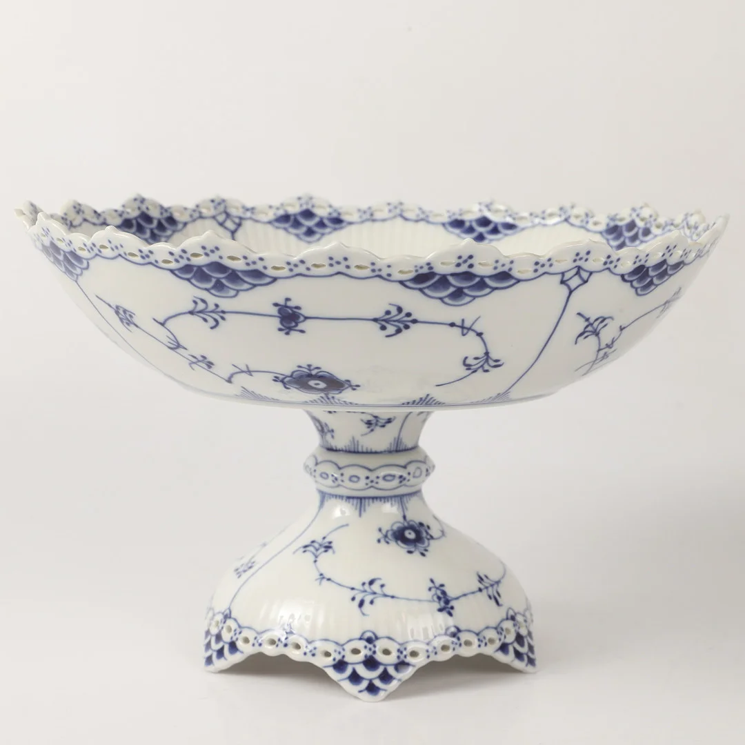 SKÅL PÅ FOT, "Musselmalet", porslin, Royal Copenhagen, Danmark. — European — Helsingborgs Auktionskammare