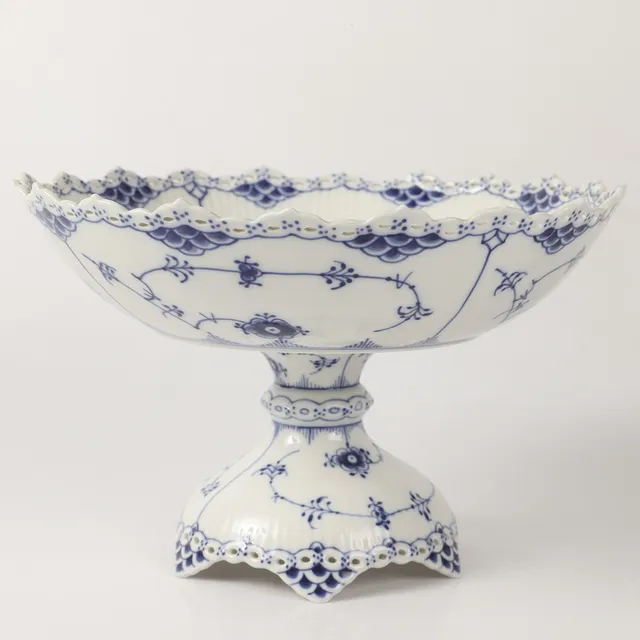 SKÅL PÅ FOT, "Musselmalet", porslin, Royal Copenhagen, Danmark.