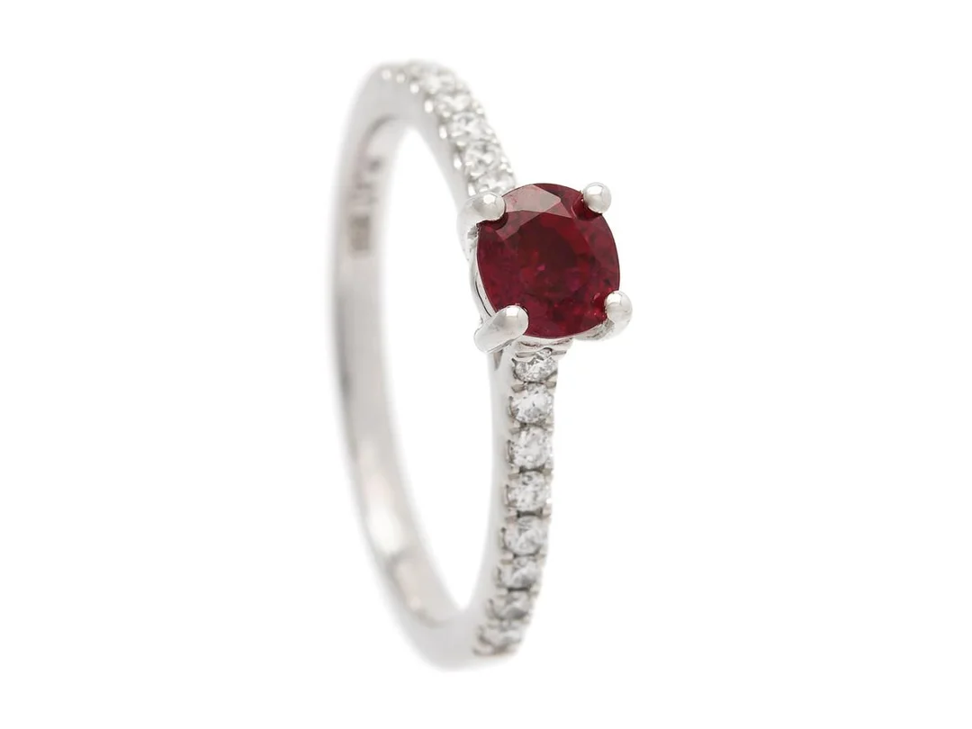 RING, platina, rubin 0,35 ct, 16 briljantslipade diamanter ca 0,24 ctv, ca W/SI, stl 16,75 mm, vikt 3,7 g. — Smycken/Ring — Kaplans