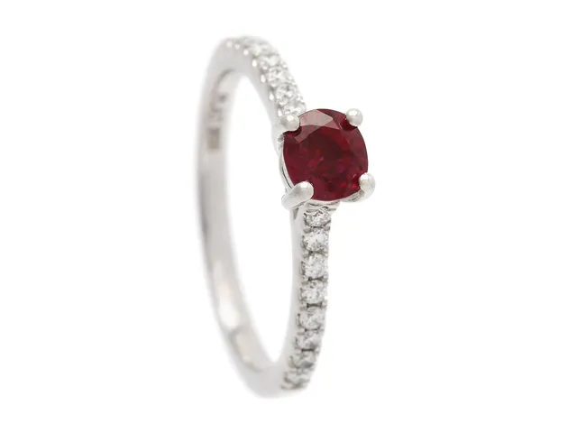 RING, platina, rubin 0,35 ct, 16 briljantslipade diamanter ca 0,24 ctv, ca W/SI, stl 16,75 mm, vikt 3,7 g.