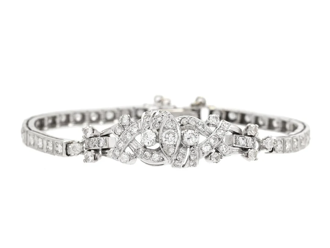 ARMBAND, 14K vitguld, briljant - och åttkantslipade diamanter ca 2,50 ctv, ca W-TCa/SI-P, längd 16 cm, vikt 12,5 g, säkerhetskedja, enstaka diamanter med skador och nagg, svaga fattningar. — Smycken/Armband — Kaplans