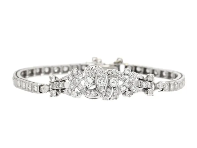 ARMBAND, 14K vitguld, briljant - och åttkantslipade diamanter ca 2,50 ctv, ca W-TCa/SI-P, längd 16 cm, vikt 12,5 g, säkerhetskedja, enstaka diamanter med skador och nagg, svaga fattningar.