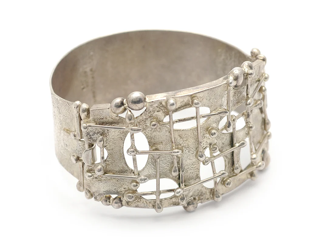 ARMRING, sterlingsilver, organisk form, märkt DES Maritschnig sweden, 5,5x6 cm, vikt 46,6 g. — Smycken/Armring — Kaplans