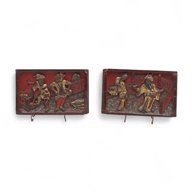 CHINESE SCHOOL FROM THE LATE 19TH CENTURY TO THE EARLY 20TH CENTURY. Two Chinese panels in engraved, polychrome and gilt wood, late 19th - early 20th Century.