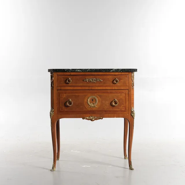 Kommode af mahogni og rosentræ, påsatte dekorationer af messing og forgyldt zink, plade af marmor, ca. 1900-tallets midte.