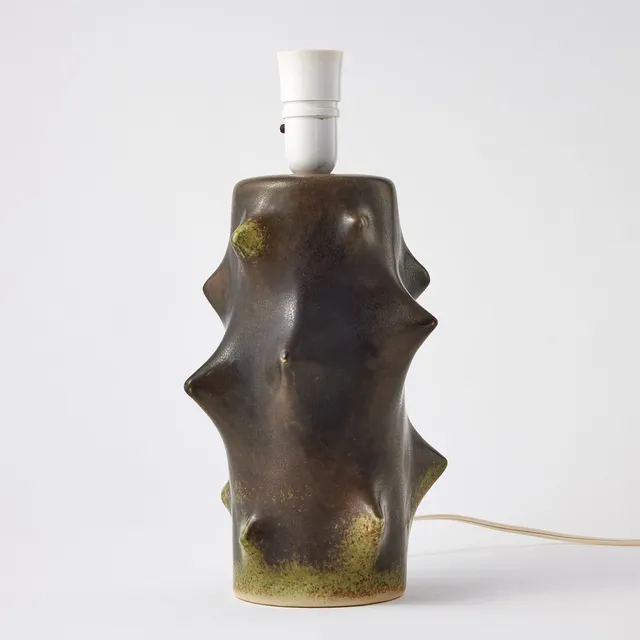 KNUD BASSE. "Rosentorn", bordslampa, Michael Andersen, Bornholm, Danmark stengods, glasyr i brunt och grönt.